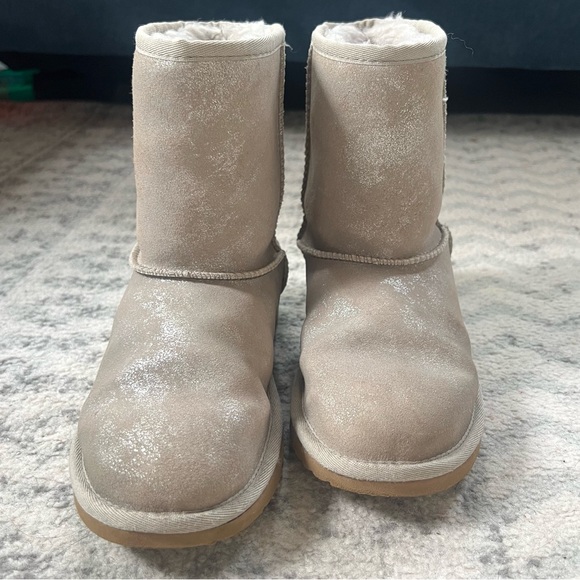 Ugg Classic Il Shimmer Metallic Bootie Silver Girls Winter Boots - Picture 2 of 12
